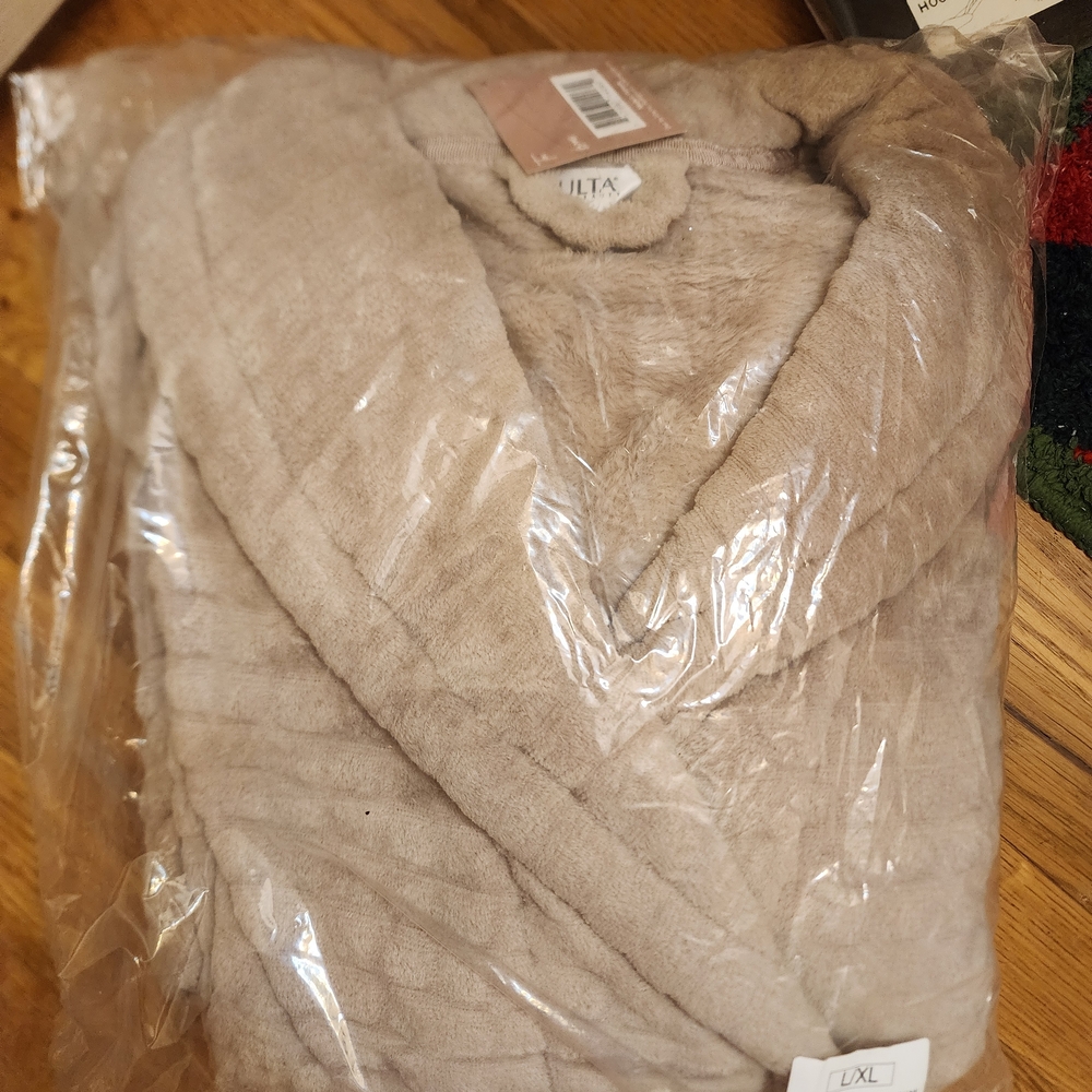 D6- Ulta Beauty Tan Plush Robe